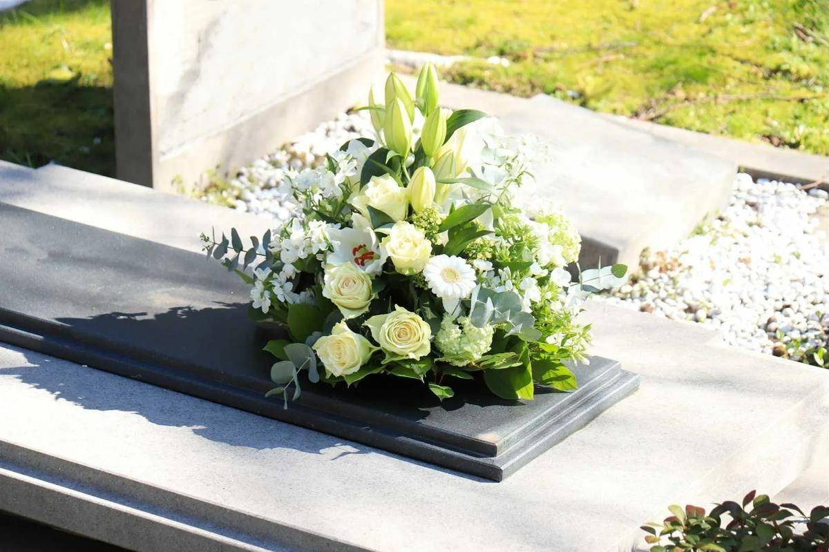 Composizione di fiori bianchi su una tomba