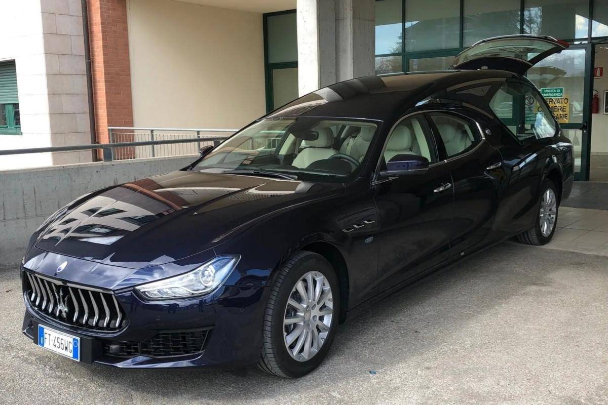 Un carro funebre del Centro Servizi del Funerale